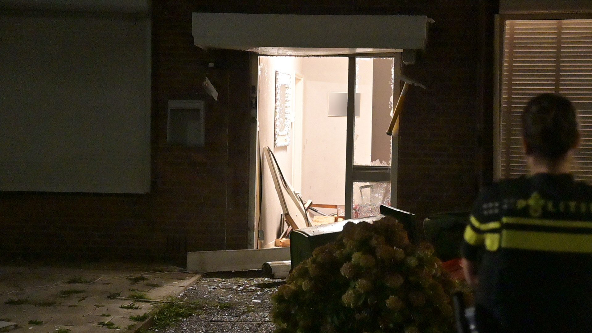 Enorme schade aan woning door explosie in Breda