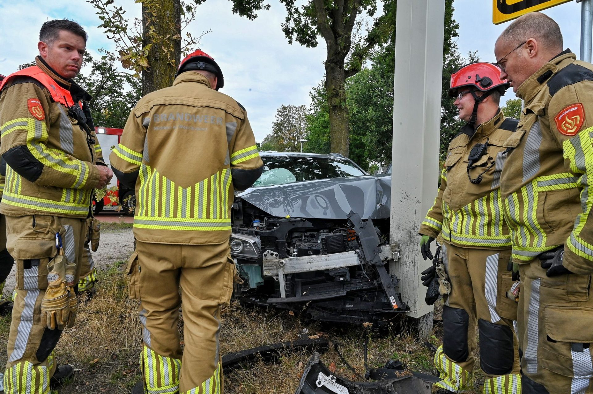 Twee gewonden nadat auto tegen verkeersportaal botst
