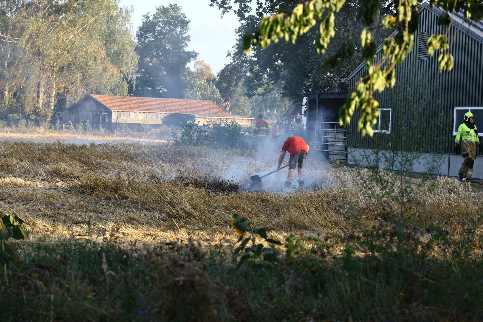 Auto met aanhanger veroorzaakt akkerbrand