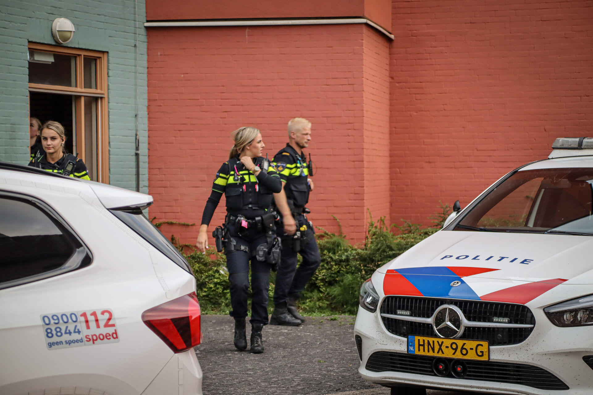 Politie doorzoekt woning na melding over mogelijk vuurwapen