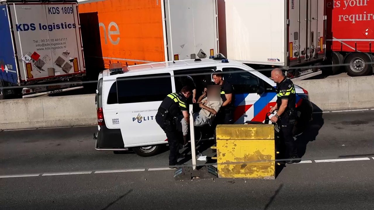 Twaalf verstekelingen ontdekt in vrachtwagen, vrachtwagenchauffeur aangehouden