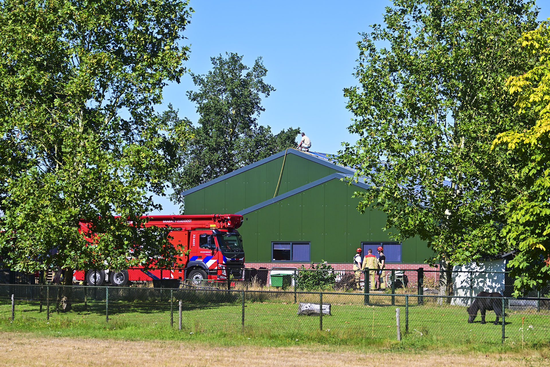 Eigenaar blust brand bij zonnepanelen zelf vanaf dak