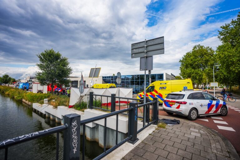 71-jarige visser gered door twee bouwvakkers