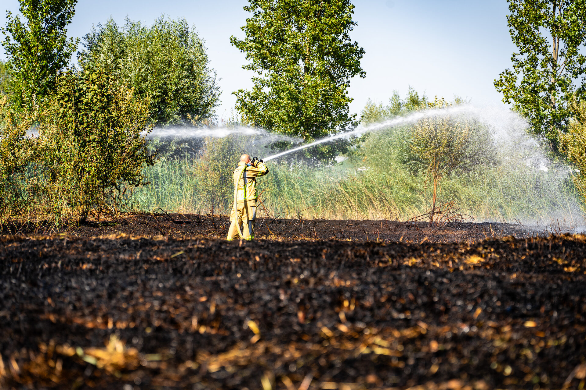 Grote brand uitgebroken op braakliggend terrein