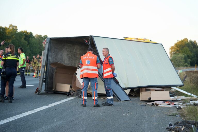 Auto en bakwagen op zijkant na flinke botsing op snelweg