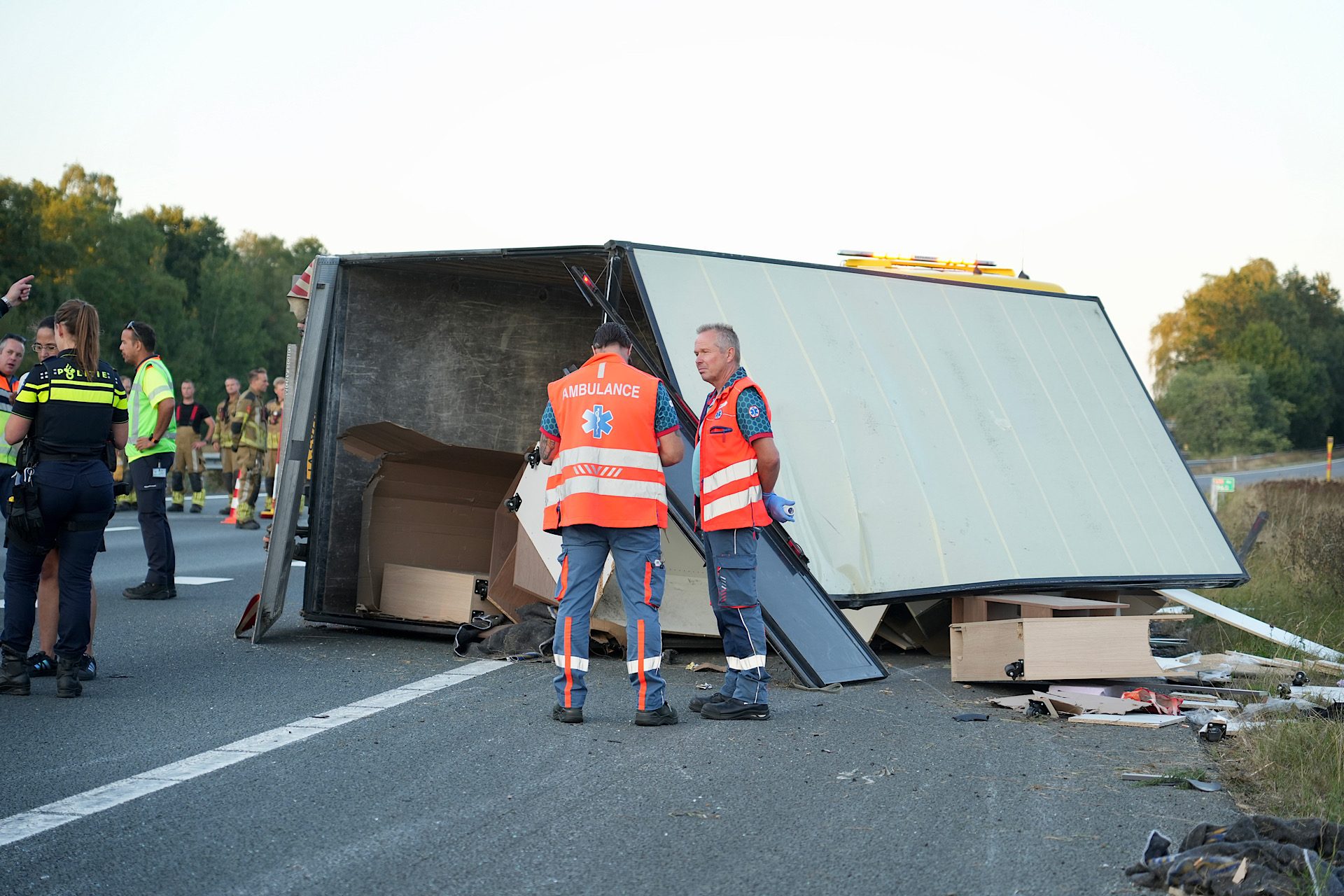 Auto en bakwagen op zijkant na flinke botsing op snelweg