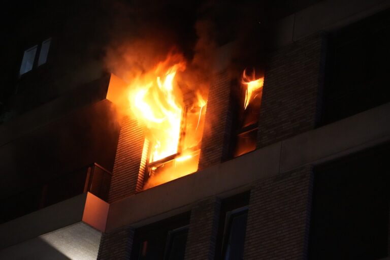 Uitslaande brand in flat: twee gewonden, gebouw ontruimd