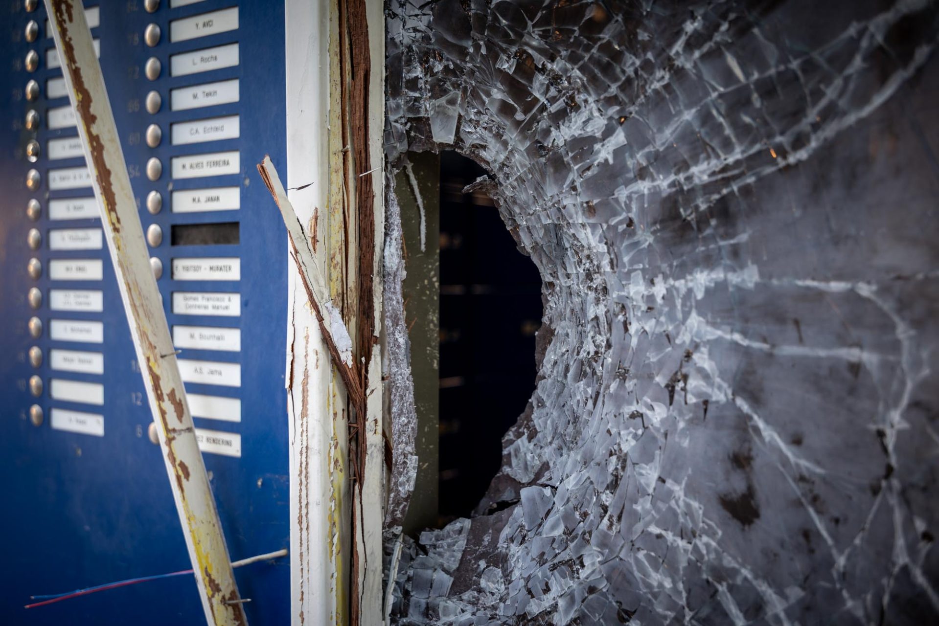 Explosie bij portiek van flat, dreigende tekst op muur gespoten