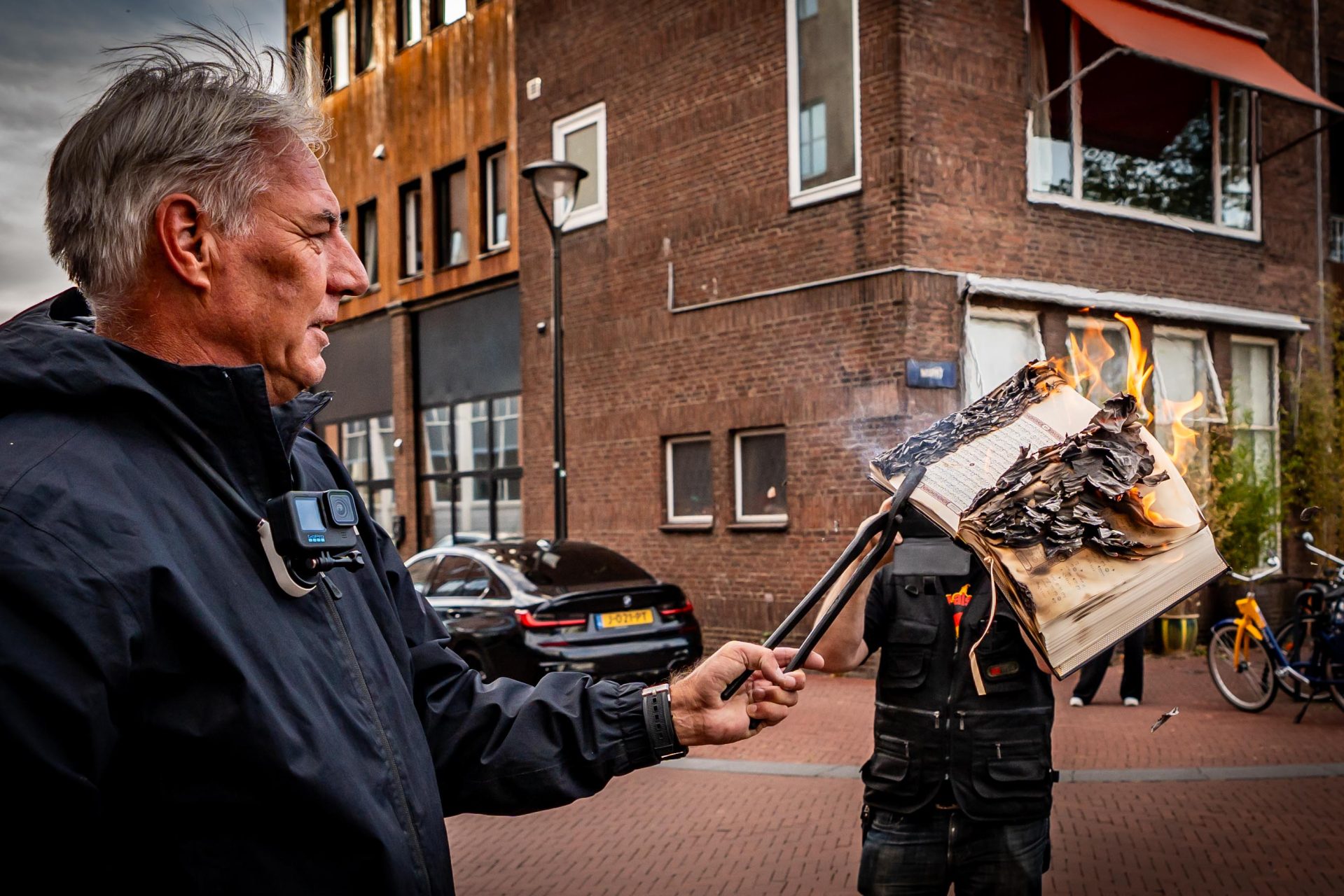 Koranverbranding leidt tot korte felle tegendemonstratie