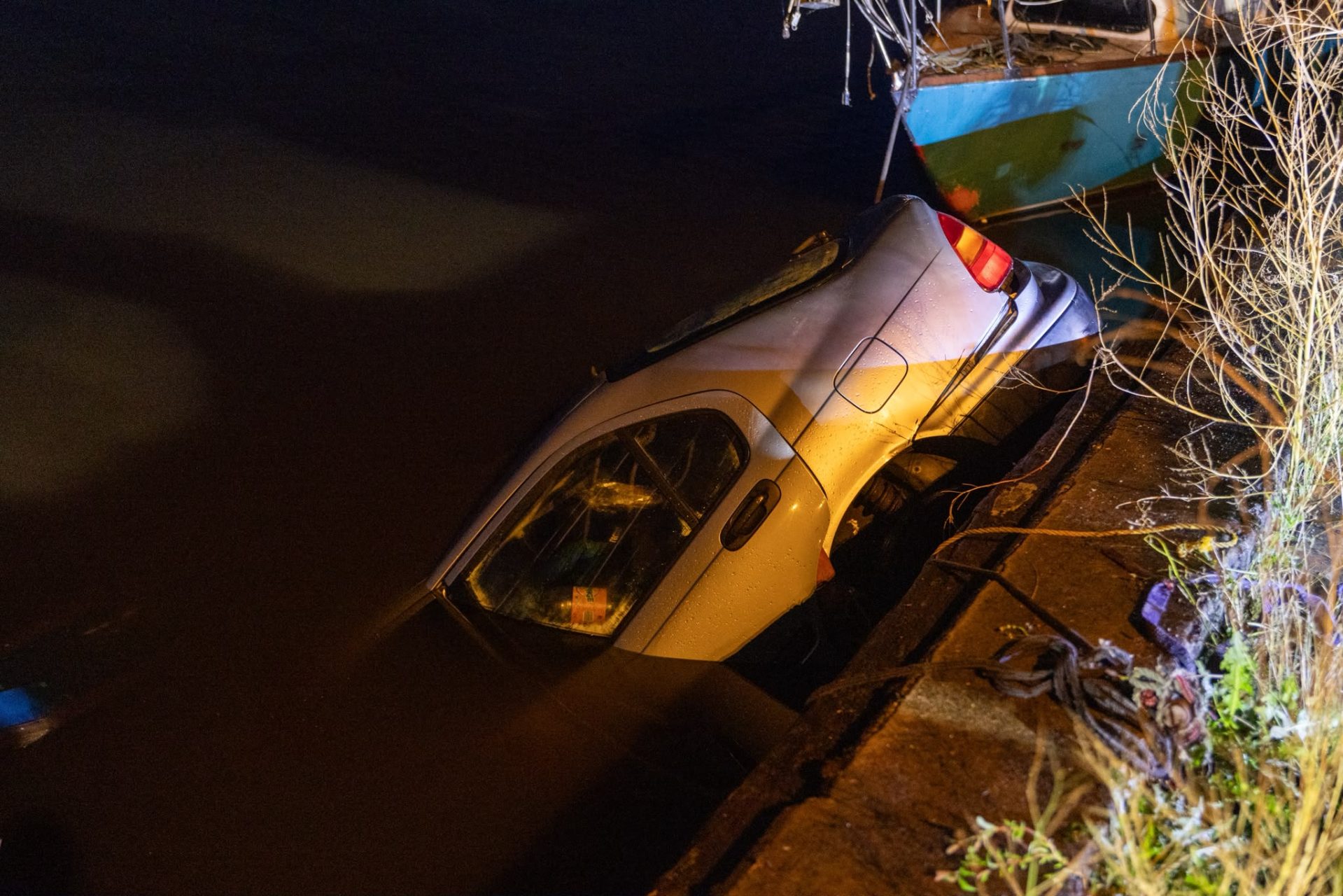 Auto belandt in water in Wormerveer, bestuurder ongedeerd