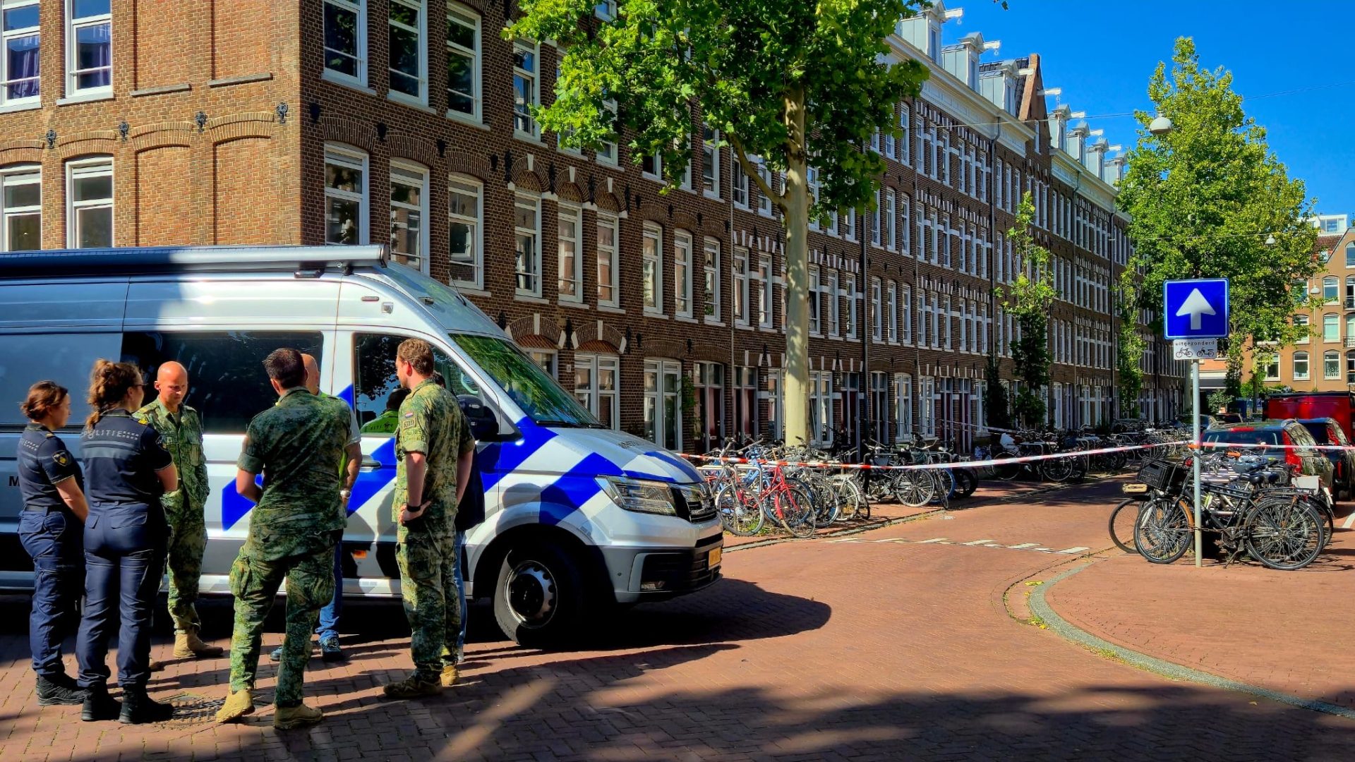 Explosievenexperts onderzoeken onbekend object