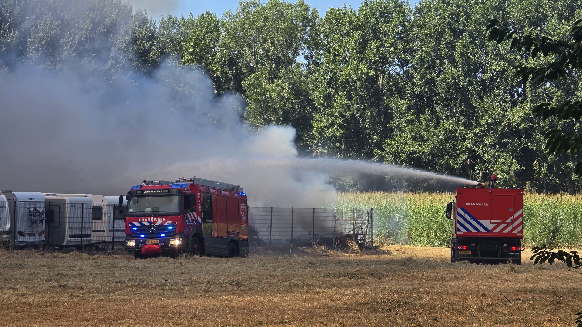 Meer dan twintig caravans in brand bij zeer grote brand
