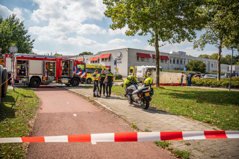 Fietser raakt ernstig bekneld onder veegwagen na botsing