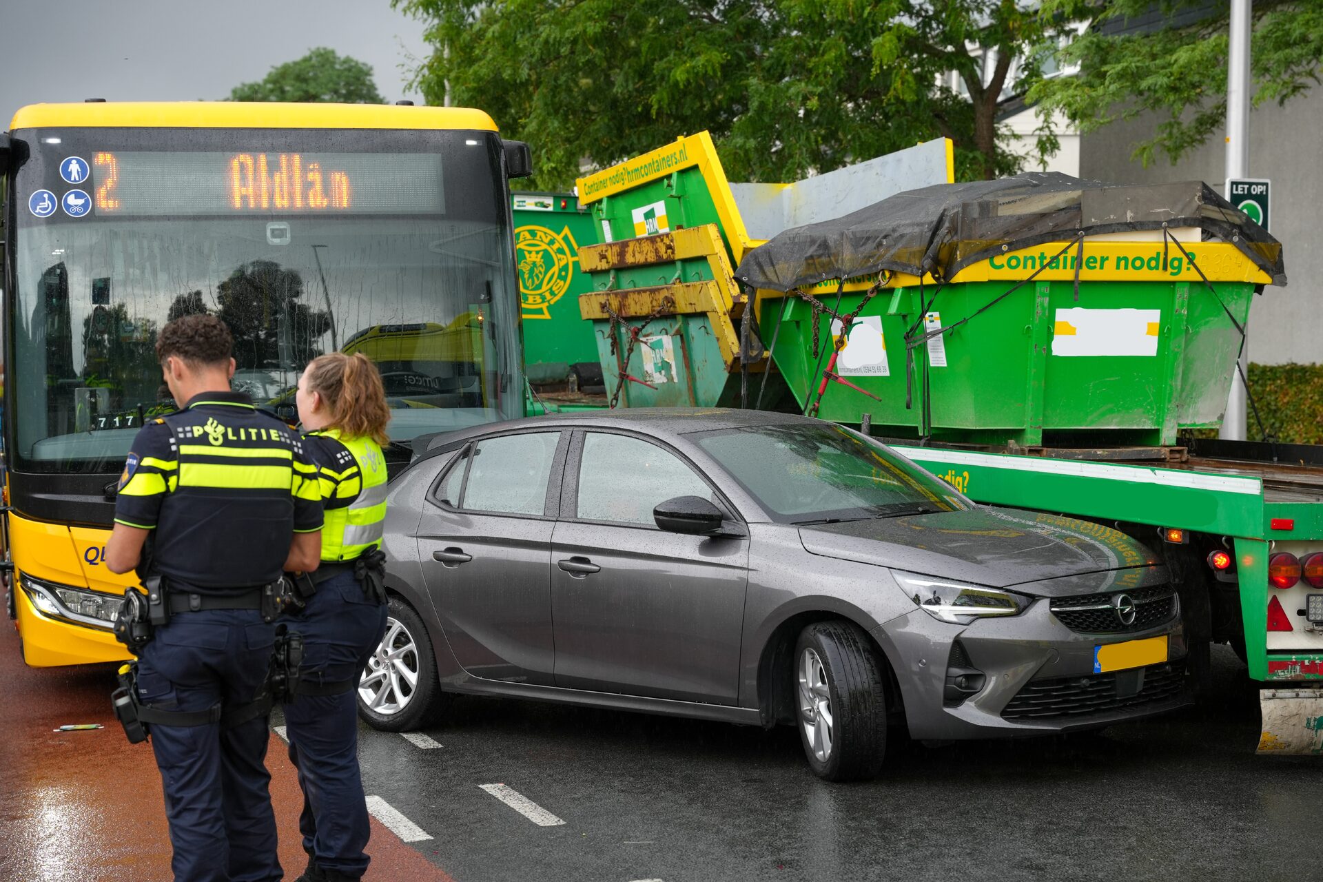 Auto, lijnbus en vrachtwagen betrokken bij aanrijding, automobilist gewond