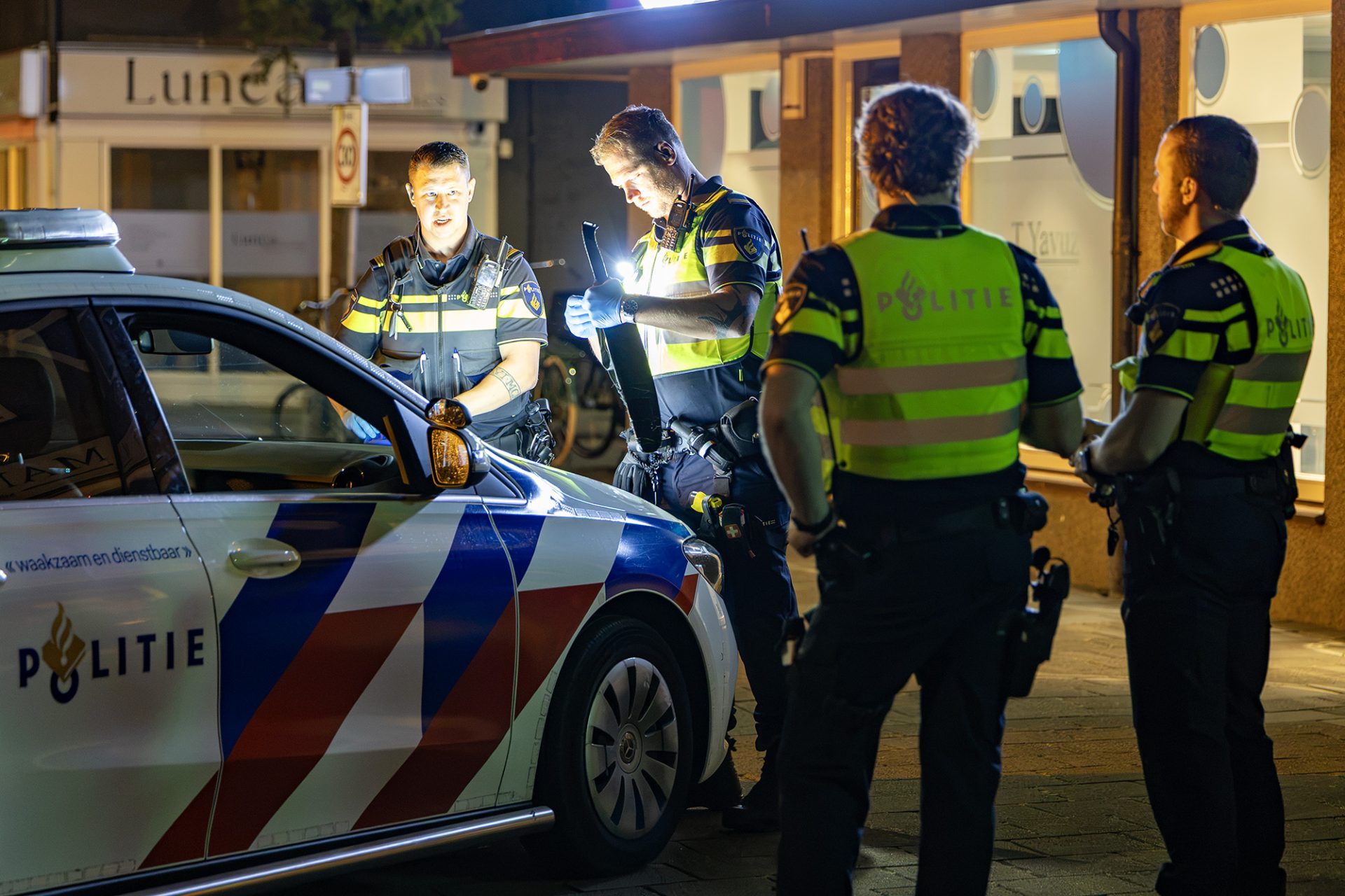 Man met groot mes aangehouden door agenten