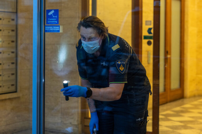Politie zoekt meerdere personen na vondst overleden man