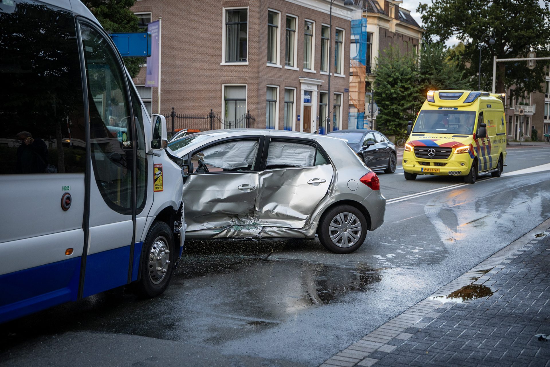 Veel schade na botsing tussen taxibus en auto in Haarlem