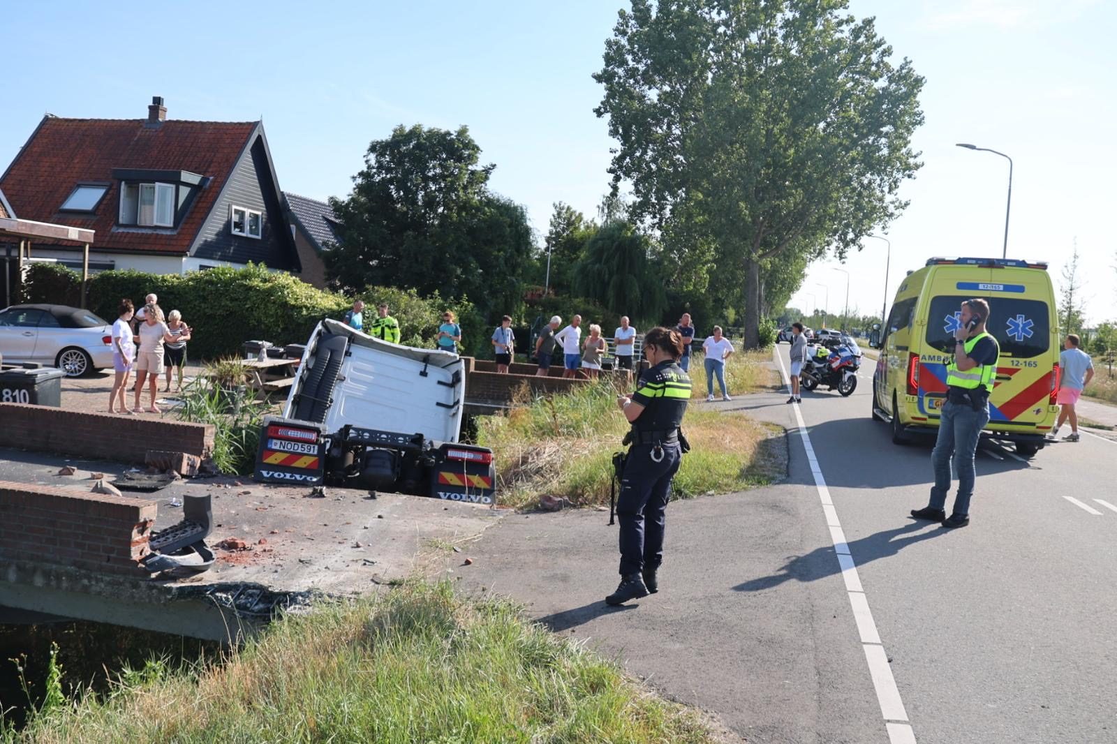 Vrachtwagen raakt te water, bestuurder nagekeken