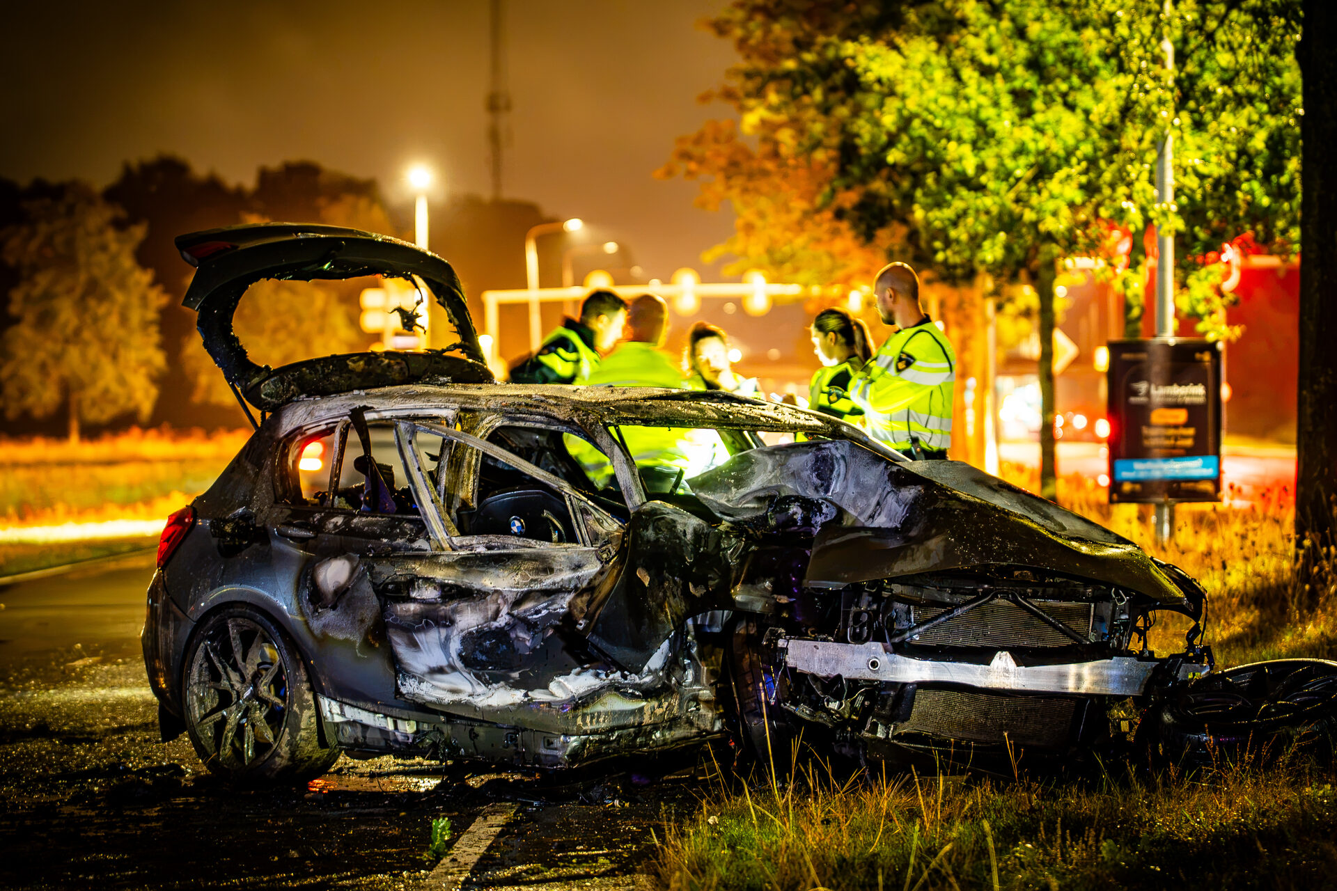 Auto vliegt in brand na crash tegen boom in Assen, bestuurder gewond