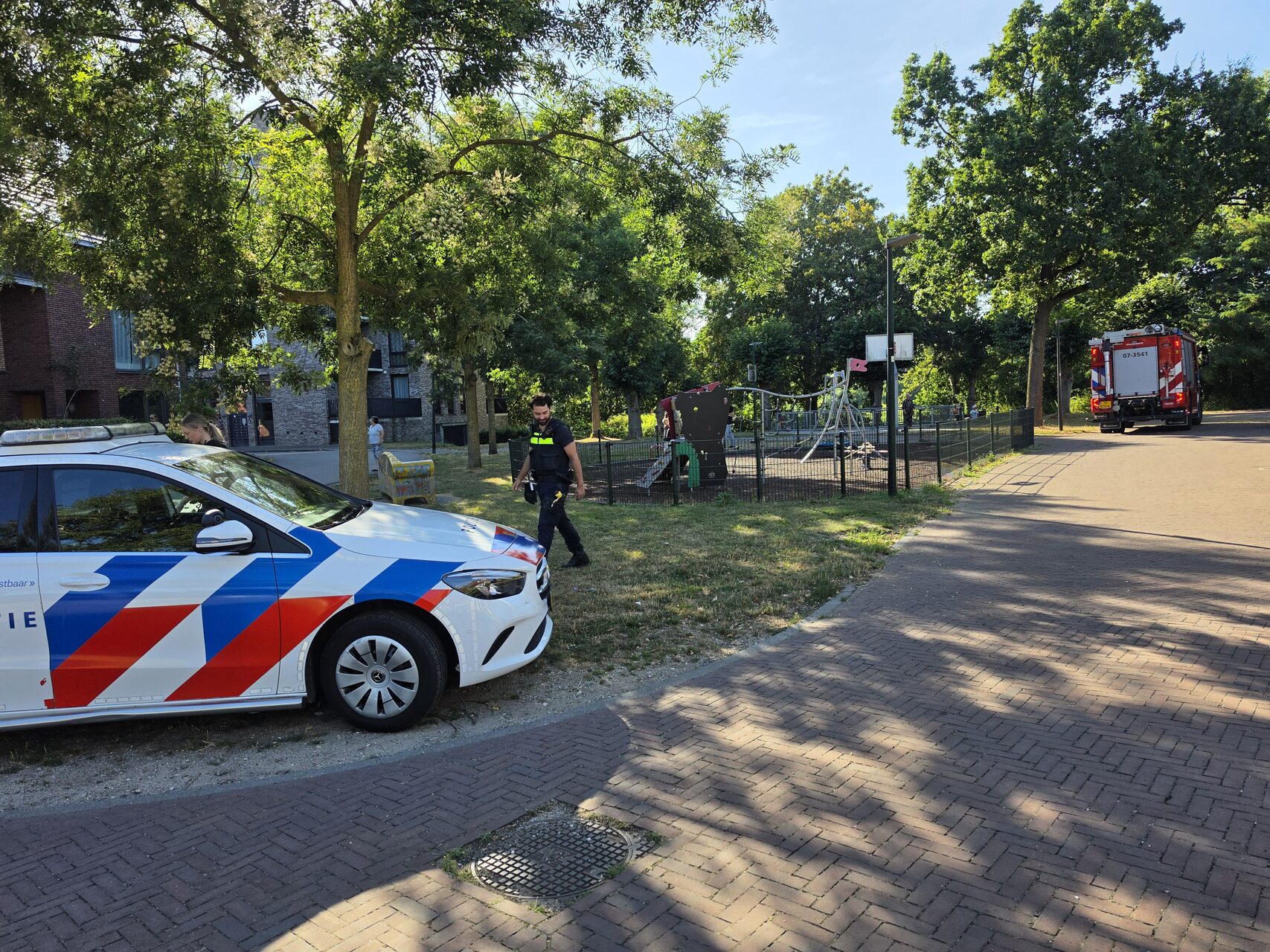Jongetje bevrijd uit hekwerk van voetbalkooi in Renkum