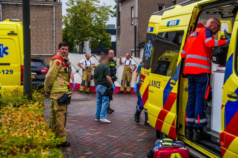 Man valt van dak tijdens gesprek met politie