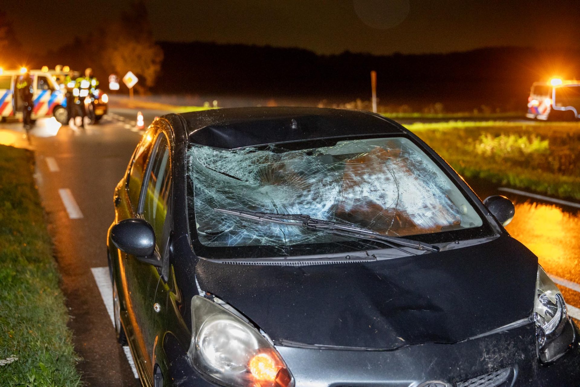 Fietsster geschept door auto in Andijk, slachtoffer ernstig gewond