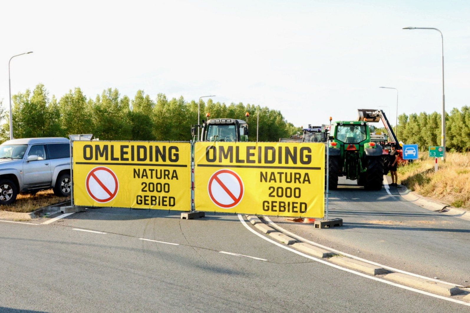 Tientallen boeren met trekkers de weg op, verkeer muurvast