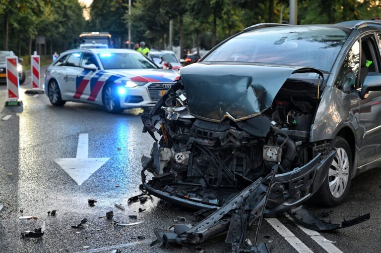 Bestuurder vlucht voor politie en botst op meerdere auto’s