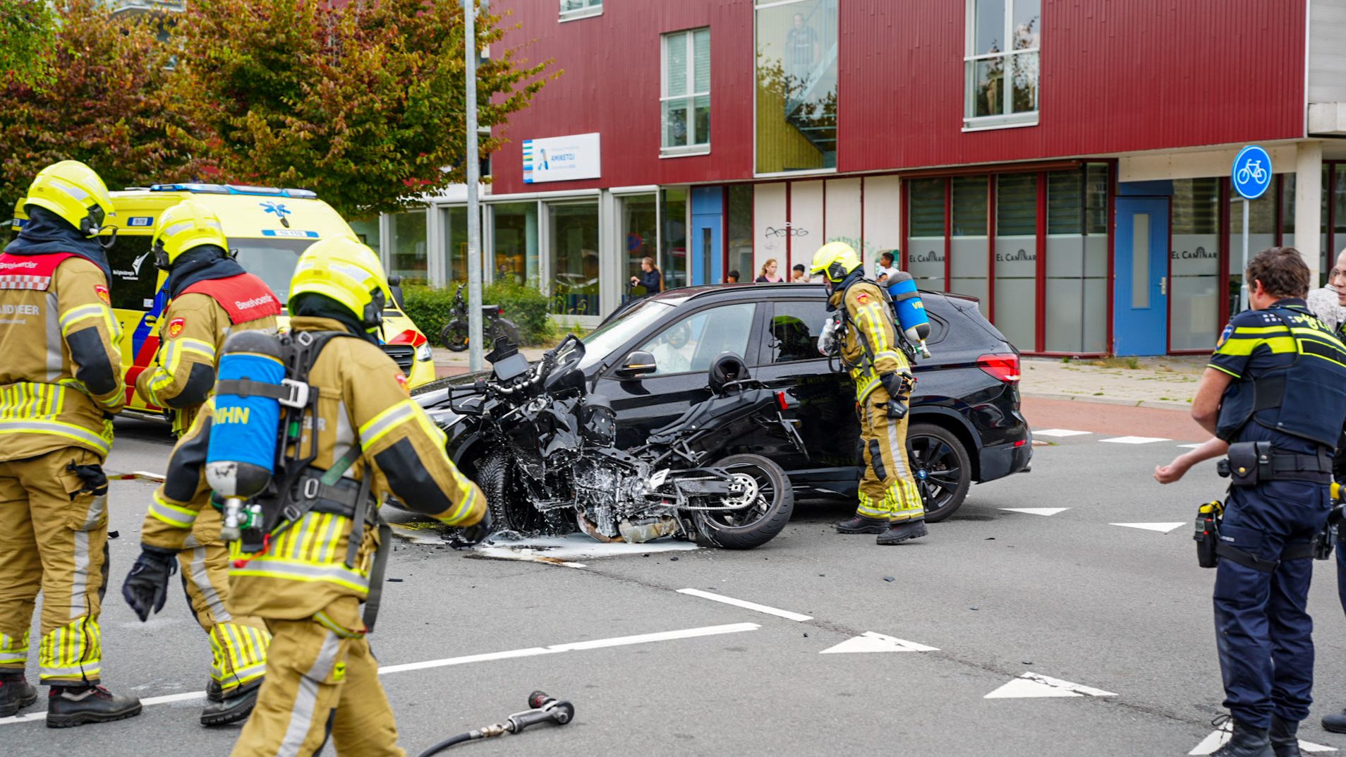 Motorrijder knalt met snelheid op auto en raakt ernstig gewond