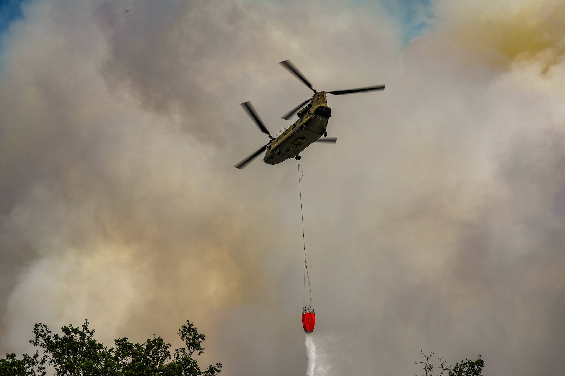 Militaire helikopters ingezet bij zeer grote natuurbrand