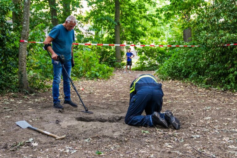 Vier jongens vinden grote hoeveelheid rookgranaten in bosje