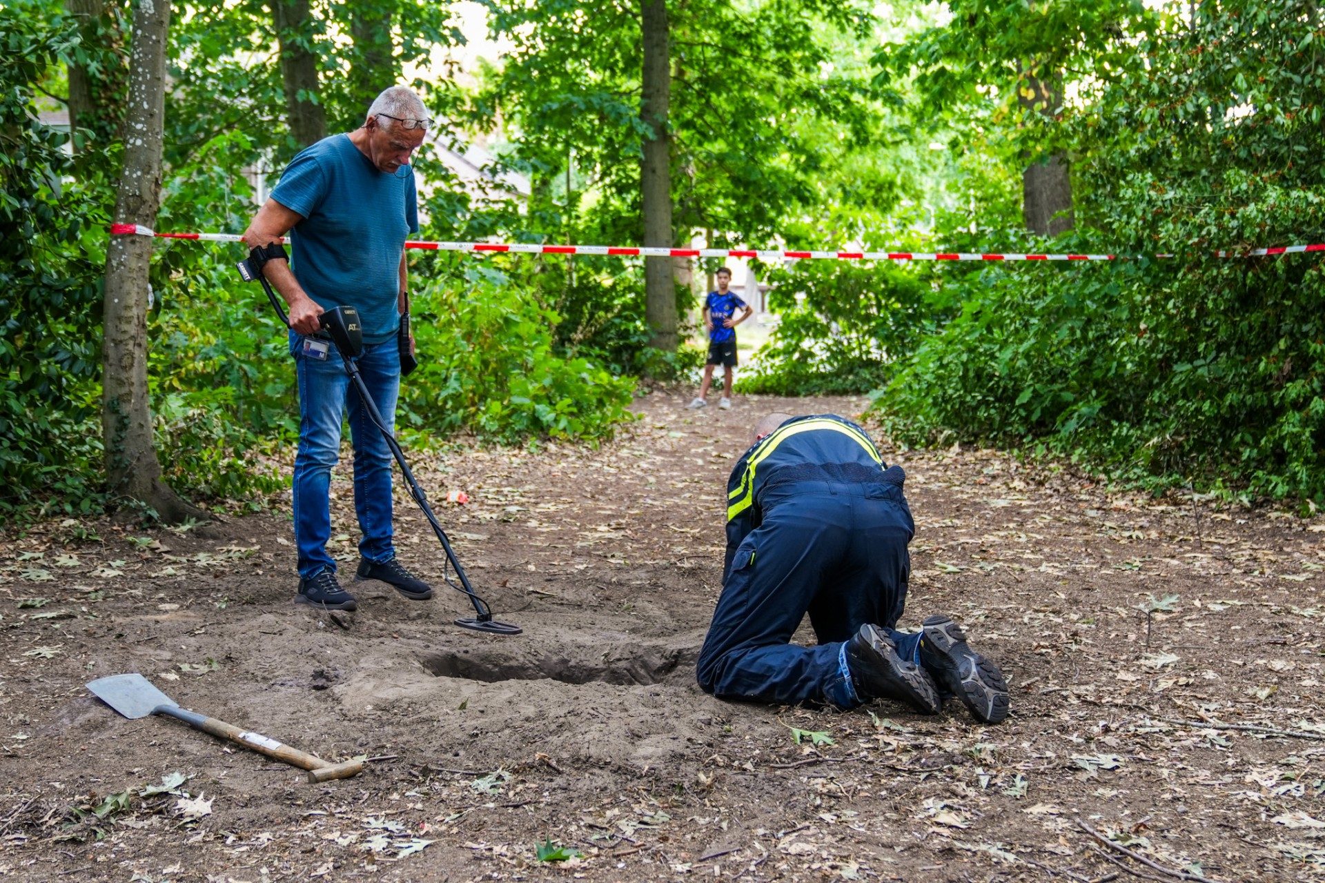 Vier jongens vinden grote hoeveelheid rookgranaten in bosje