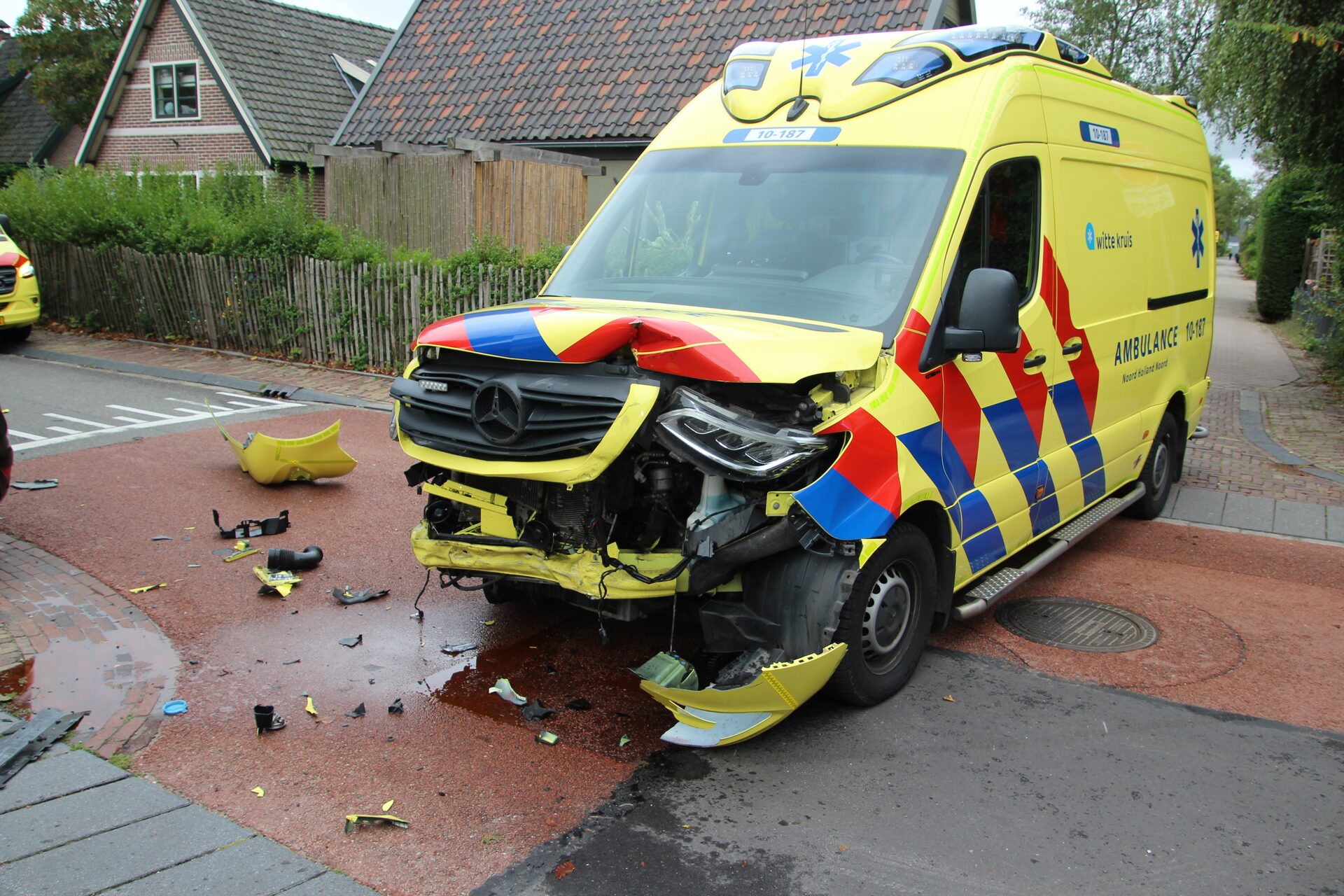 Auto geeft ambulance geen voorrang en veroorzaakt botsing
