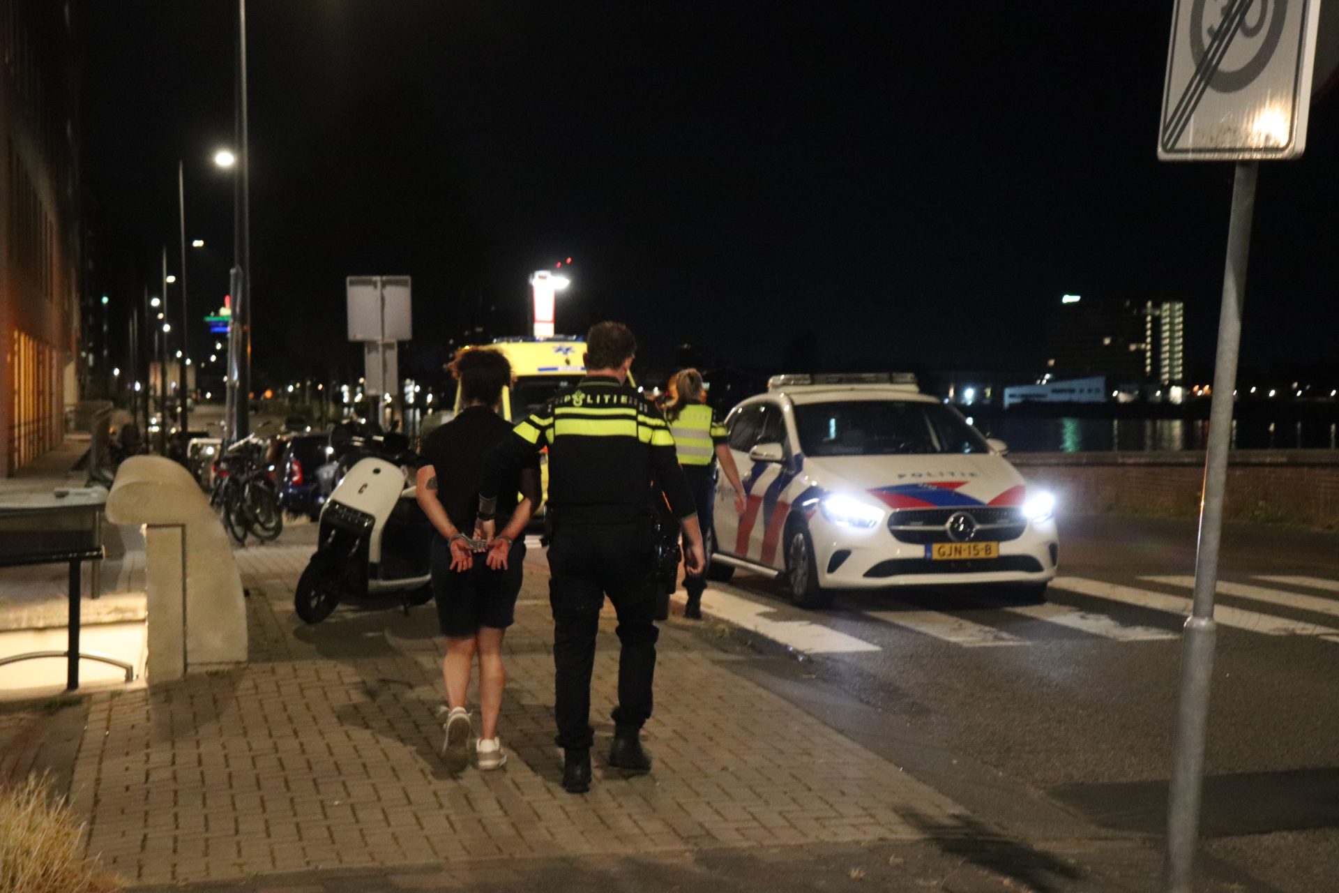 Vrouw steekt partner met mes in het gezicht tijdens ruzie thuis