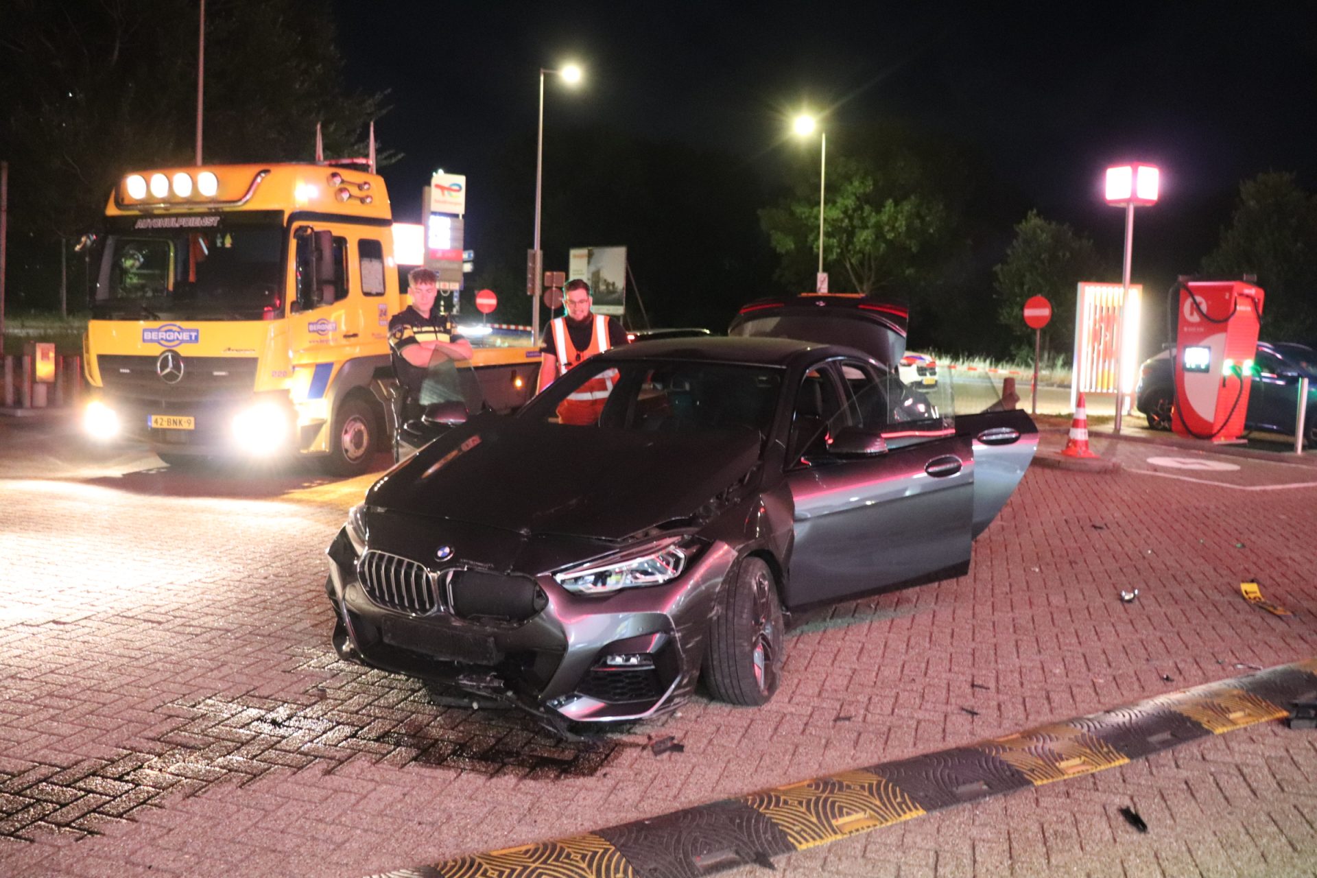 Automobilist vlucht na crash en steelt tas van eigen passagier