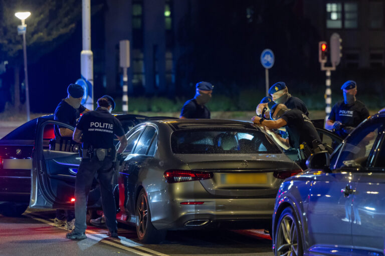 Dode man aangetroffen in woning, drie verdachten opgepakt