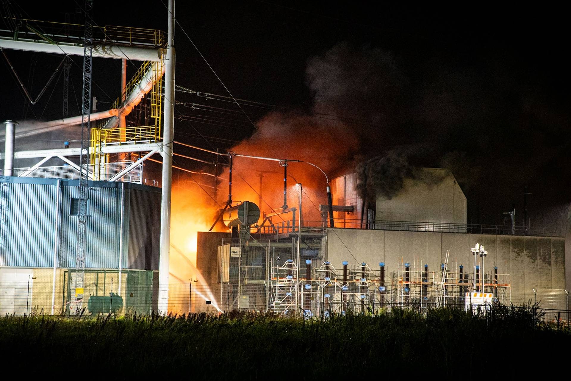 Grote brand bij hoogspanningsstation, blusrobot ingezet