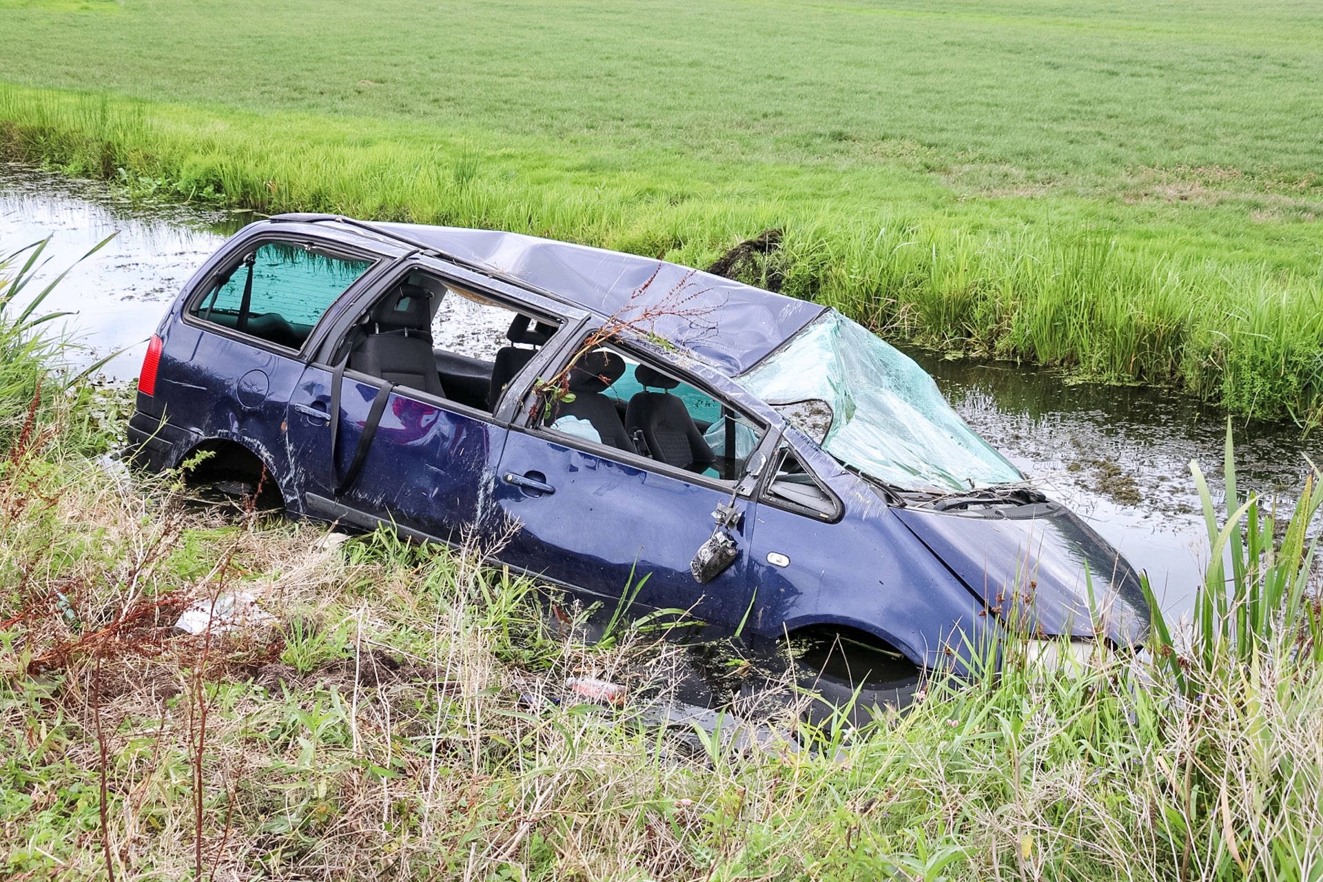 Auto slaat meerdere keren over de kop en belandt in sloot
