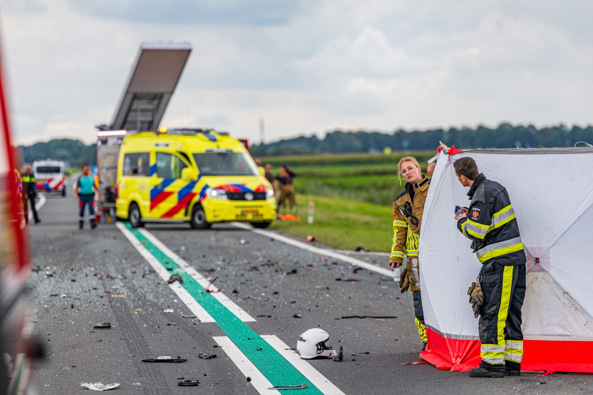 NOORDERNIEUWS_Motorrijder_overleden_na_botsing_met_bus_bij_Nijewier_16 - 112 Nederland