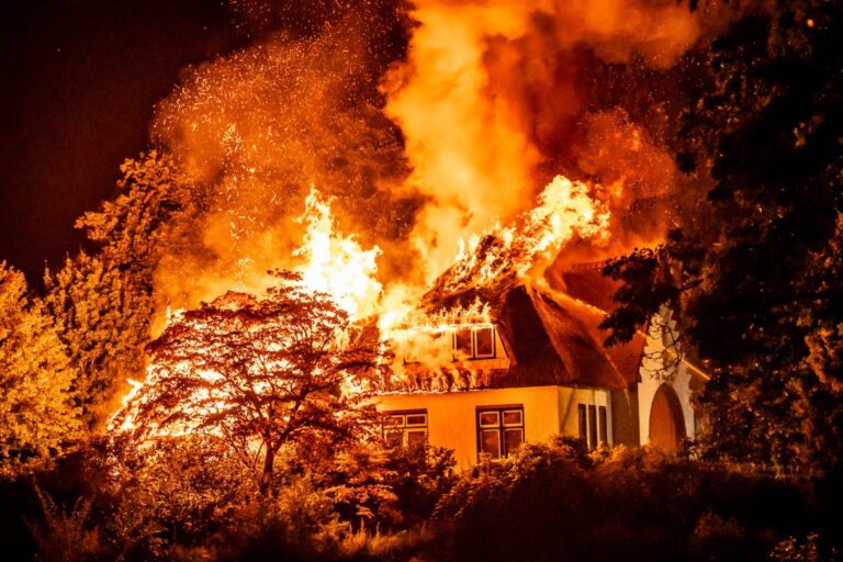 Grote brand verwoest monumentaal poortgebouw begraafplaats