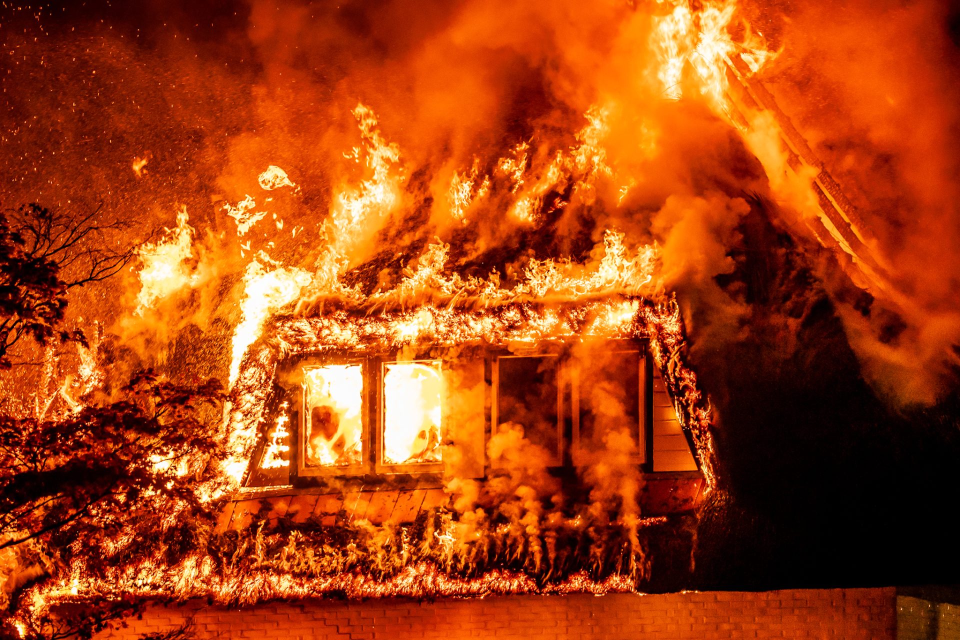 NOORDERNIEUWS_Ralph_Faber_Grote_brand_verwoest_monumentaal_poortgebouw_begraafplaats_in_Hoogezand_5 - 112 Nederland