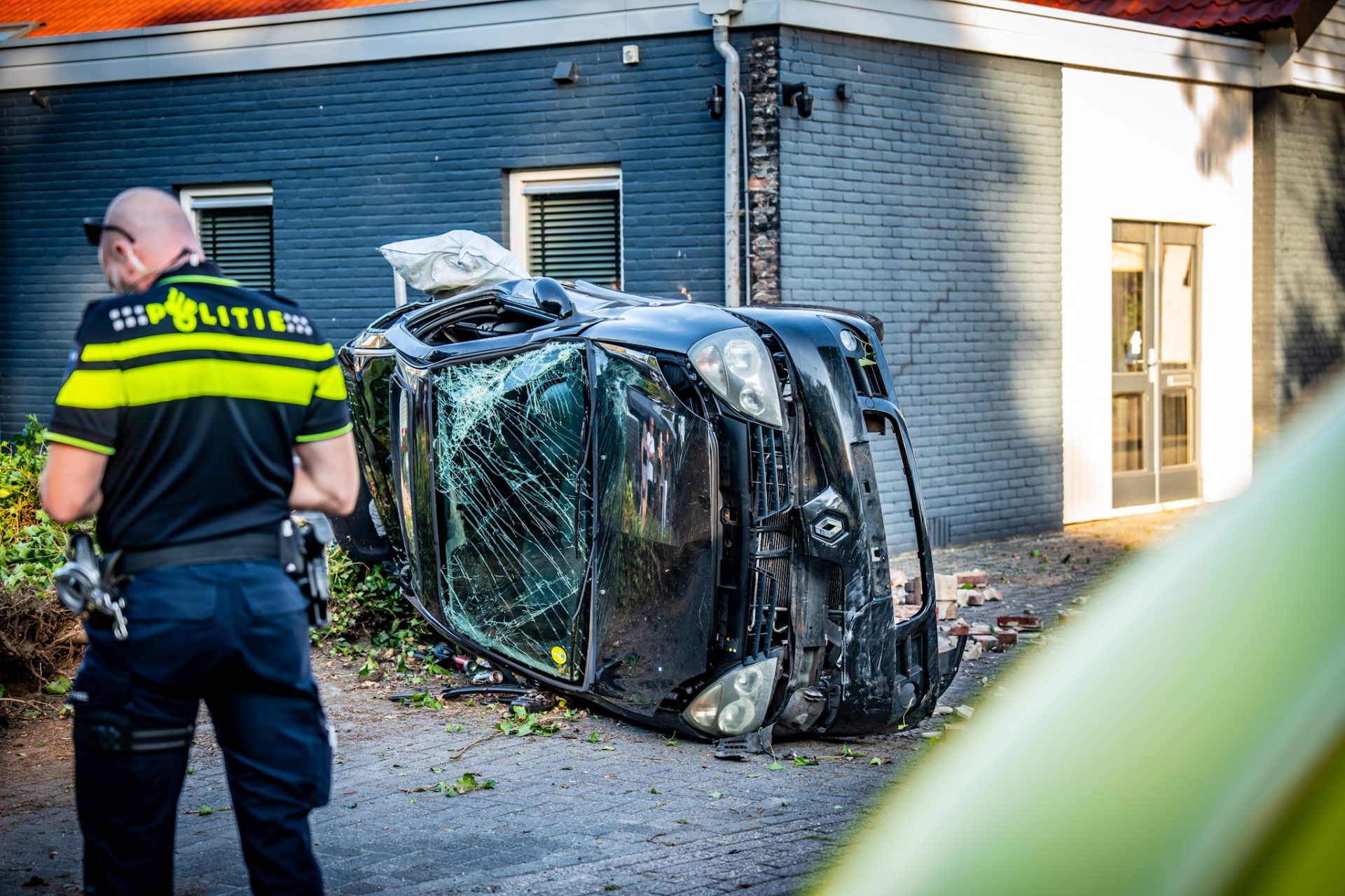 Drie gewonden na crash tegen gevel van woning in Havelte