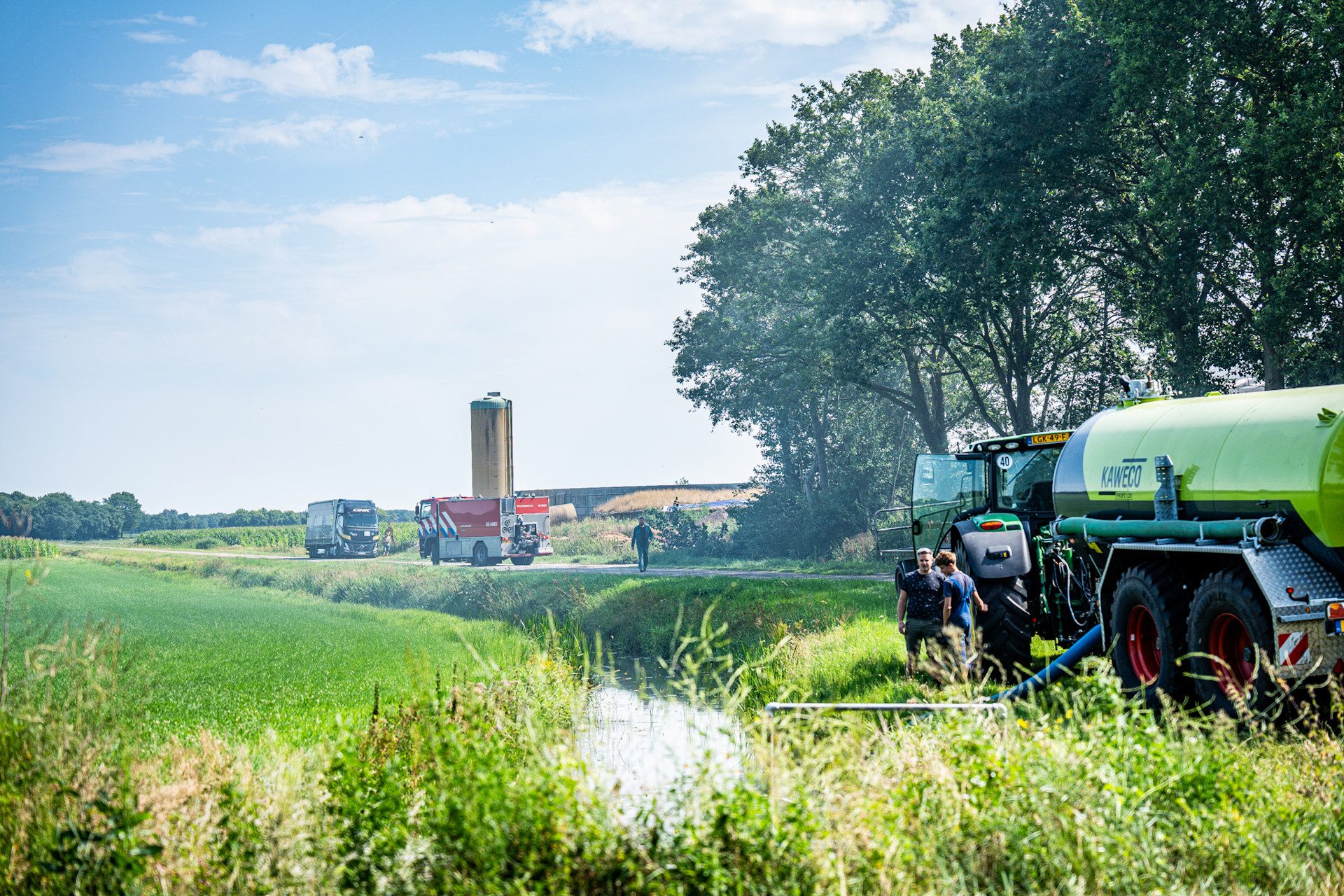 NOORDERNIEUWS_Ralph_Faber_Uitslaande_brand_in_landbouwvoertuig_in_schuur_bij_boerenschuur_1 - 112 Nederland