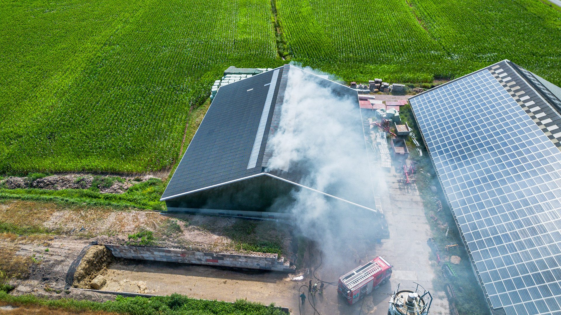 NOORDERNIEUWS_Ralph_Faber_Uitslaande_brand_in_landbouwvoertuig_in_schuur_bij_boerenschuur_2 - 112 Nederland