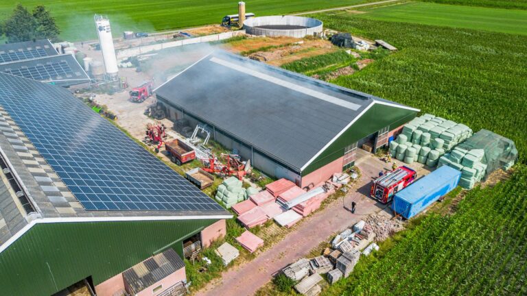 Grote rookontwikkeling bij brand in schuur