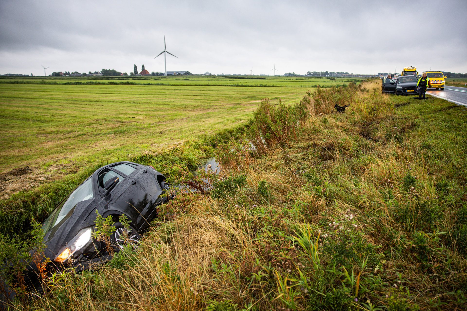Vrachtwagenwiel schiet los en dwingt automobilist de sloot in