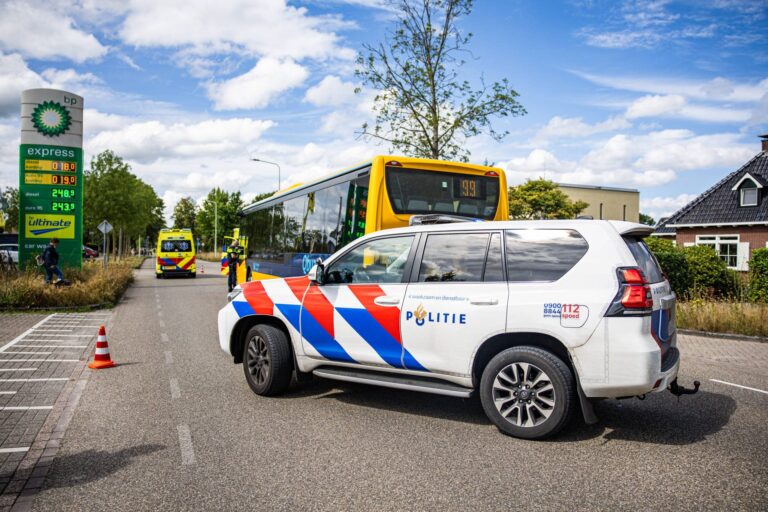 Traumahelikopter ingezet na botsing tussen bus en fietser