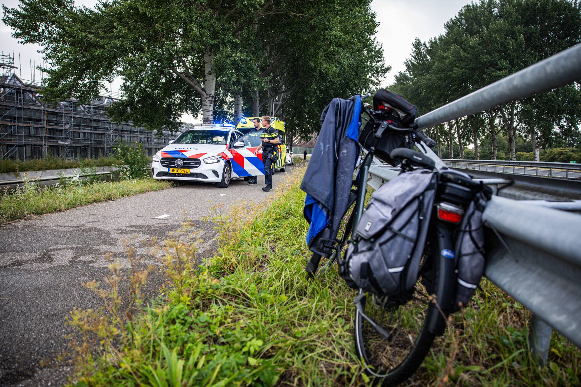 NOORDERNIEUWS_Ricardo_Veen_Fietser_raakt_te_water_langs_Stadsrondweg_in_Sneek_2 - 112 Nederland