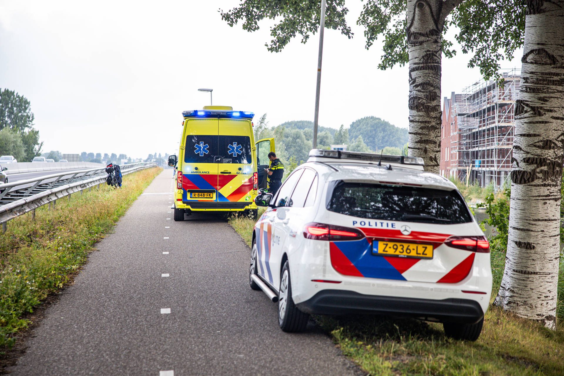 NOORDERNIEUWS_Ricardo_Veen_Fietser_raakt_te_water_langs_Stadsrondweg_in_Sneek_5 - 112 Nederland