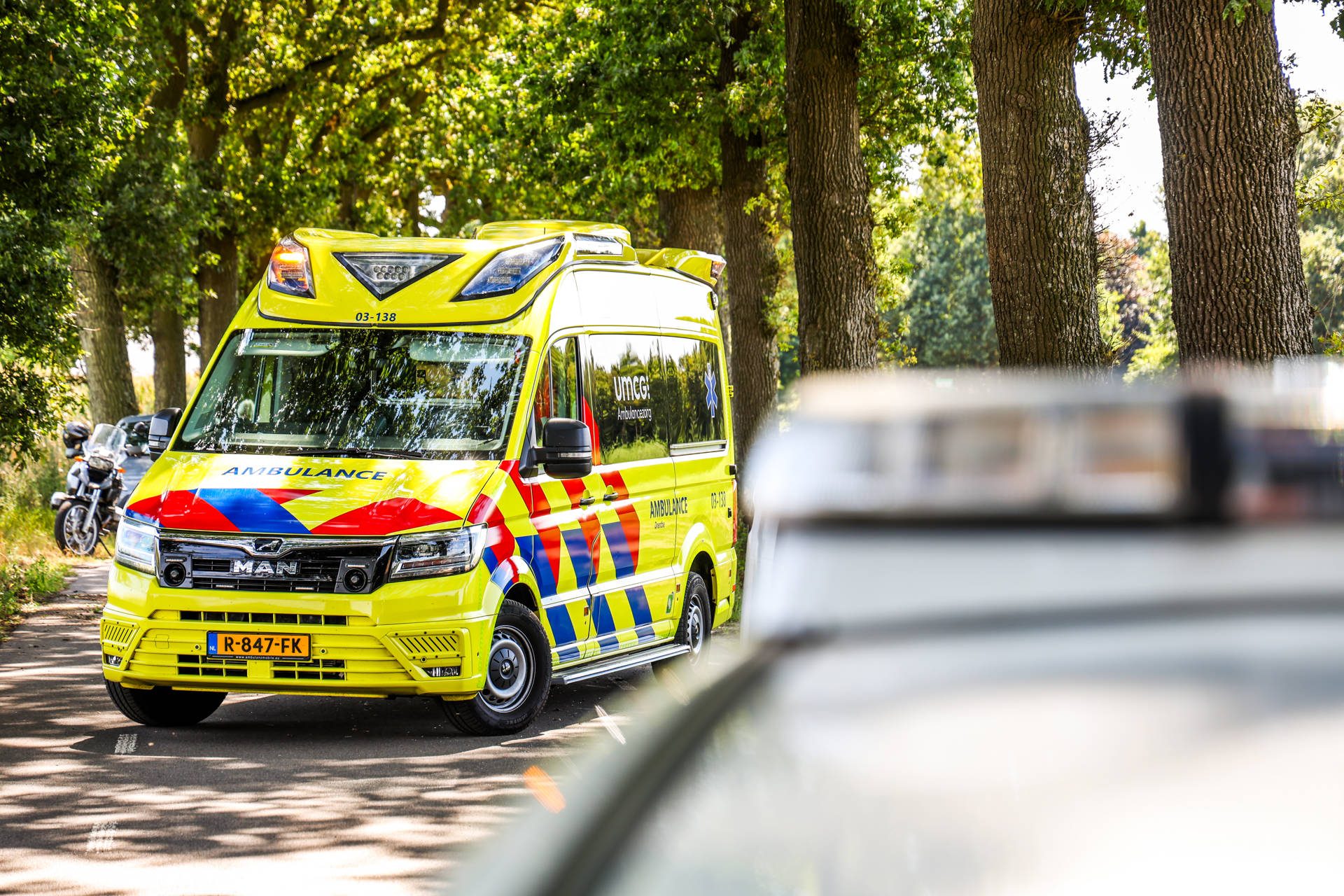 Fietser botst met auto en belandt onder het voertuig, vrouw overlijdt ter plekke